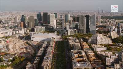 Le quartier de la Défense avec la Grande Arche de la Défense et l'Axe historique