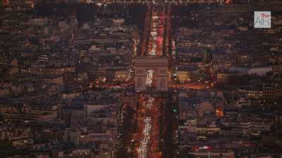 Paris la nuit, l'Axe Historique + Plans larges sur la ville avec la tour Eiffel