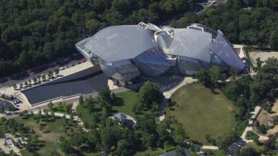 La Fondation Louis Vuitton et le Centre Hippique du Touring Club de France