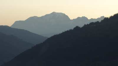 Montagnes à l'aube