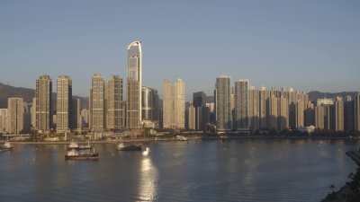 Immeubles, bateaux de pêche dans la baie à Kowloon
