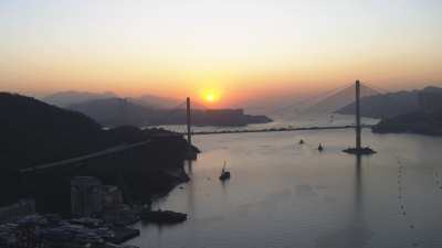 Baie Kowloon, immeubles et bateaux sous le soleil couchant