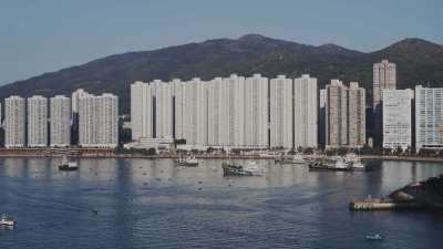 Travellings depuis la baie vers les immeubles à Kowloon