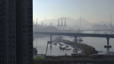Immeubles, routes, ponts et port industriel dans un même plan