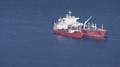 Un navire industriel près du littoral