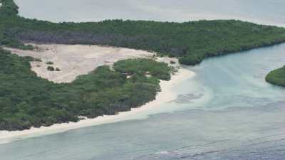 Le littoral, plages sauvages, îles et criques rocheuses