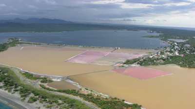 Salins colorés sur le littoral