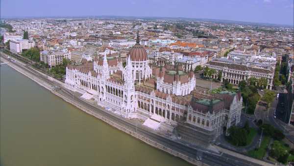 Survol des bords du Danube, de la ville et de ses monuments
