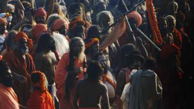 Bain des Sadhu lors de la Kumbh Mela