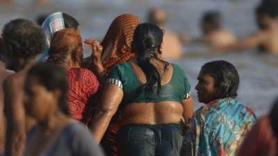 Femmes se baignant lors de la Kumbh Mela
