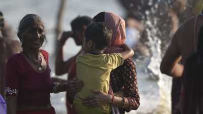 Femmes et leurs enfants lors du bain de la Kumbh Mela
