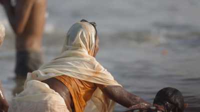 Femmes et Sadhu se baignant lors de la Kumbh Mela