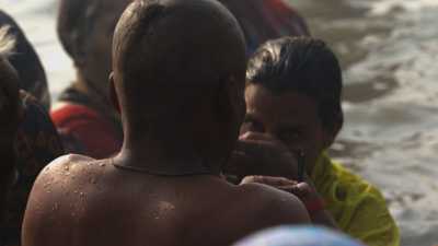Femmes se baignant lors de la Kumbh Mela