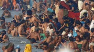 Foule se baignant lors de la Kumbh Mela