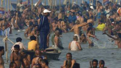 Foule se baignant lors de la Kumbh Mela