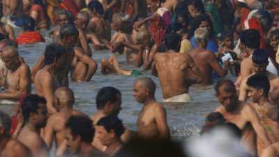 Foule se baignant lors de la Kumbh Mela
