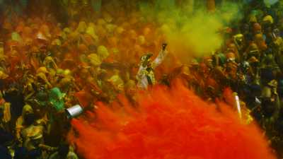 Holi, nuages de pigments colorés