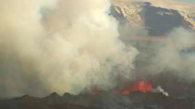Eruptions oranges de lave sur le Holuhraun, colonnes de fumée