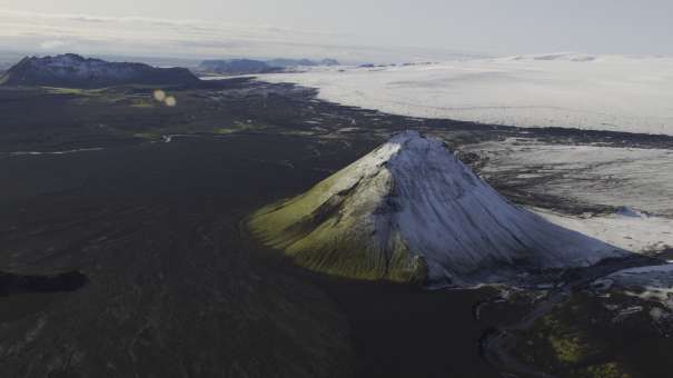 Le cône volcanique Maelifel enneigé