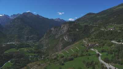 la Vallée d'Aoste entourée de montagnes