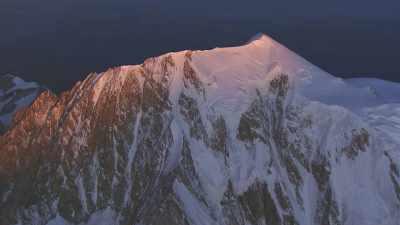 Les sommets de la vallée d'Aoste le soir