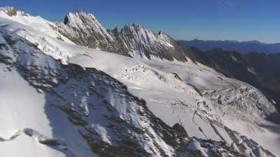 Les sommets enneigés de la vallée d'Aoste