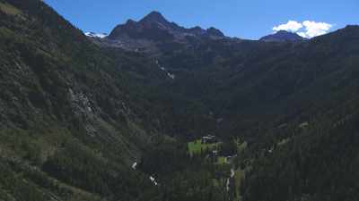 Vallée et rivière, forêt et lac, torrent et glacier