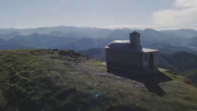 Chapelle au sommet de la colline, route sinueuse