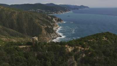 Côte rocheuse, Sestri Levante et port industriel de La Spezia