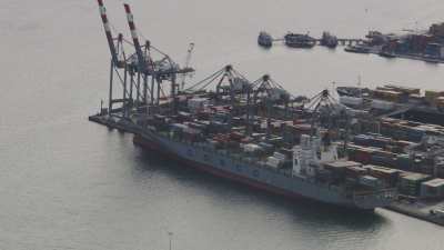 Port industriel et porte-conteneurs