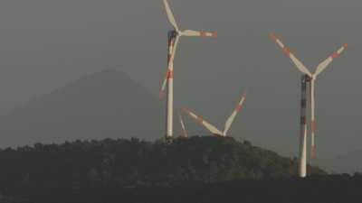 Collines et éoliennes en Toscane près de Santa Luce
