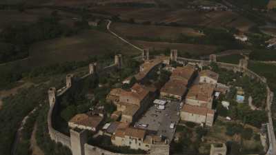 Petit village fortifié près de San Gimignano