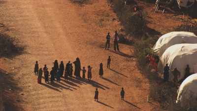 Population parmi les tentes de réfugiés, Kambioos Camp