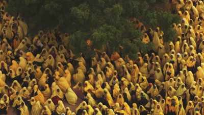 Ecoliers en habit jaune, camp de réfugiés