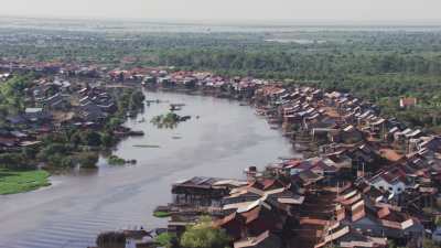 Village sur pilotis, sur les bords du lac Tonle Sap