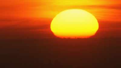 Lever de soleil orange sur Angkor Vat