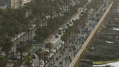 La corniche, promeneurs et la plage