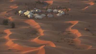 Dunes et campement touristique à Merzouga