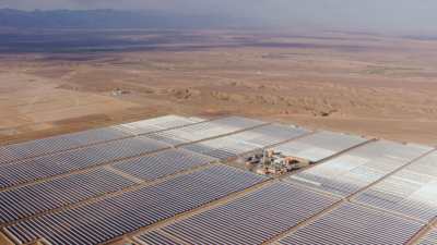 La Centrale solaire Noor et le paysage aride