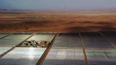 La Centrale solaire Noor et le paysage aride