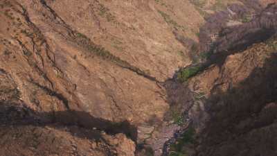 Rivière et villages dans les montagnes dans les environs de Tacheddirt