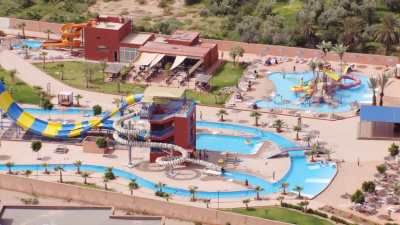 Plans de Marrakech, immeubles, passants, et parc Aquatique
