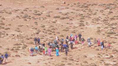 Habitants qui vont chercher l'eau à la source dans les montagnes du plateau de Timnkar