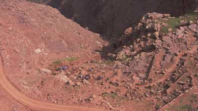 Habitants qui vont chercher l'eau à la source dans les montagnes du plateau de Timnkar