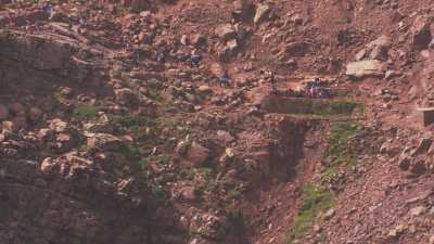 Habitants qui vont chercher l'eau à la source dans les montagnes du plateau de Timnkar
