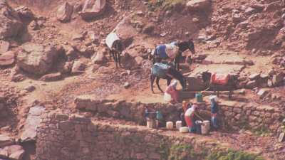 Habitants qui vont chercher l'eau à la source dans les montagnes du plateau de Timnkar
