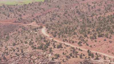 Habitants qui vont chercher l'eau à la source dans les montagnes du plateau de Timnkar