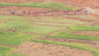 Habitants qui vont chercher l'eau à la source dans les montagnes du plateau de Timnkar