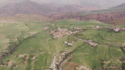 Champs dans la montagne et village, environs de Tissekhte