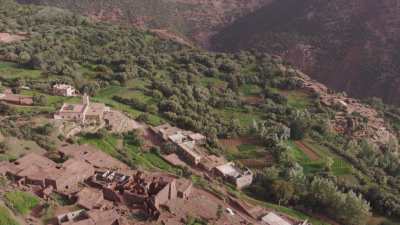 Village, rivière et montagne environs de Tameskarte, Aghebalou, Imizgue